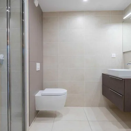 Spacious A-c 2p - Place Des Lices Сен-Тропе