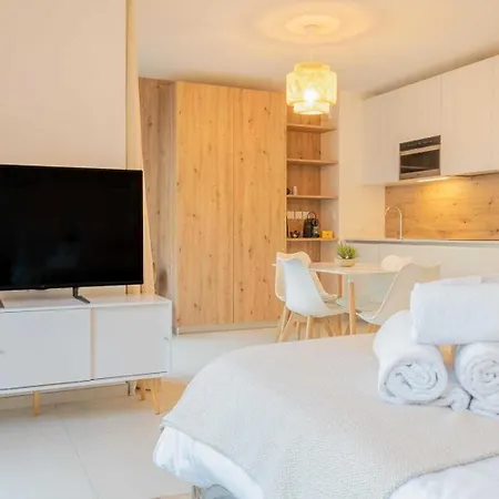 Spacious A-c 2p - Place Des Lices Апартаменты *