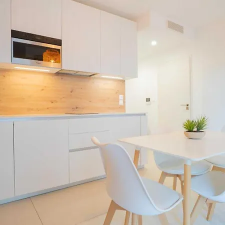 Spacious A-c 2p - Place Des Lices Апартаменты Сен-Тропе